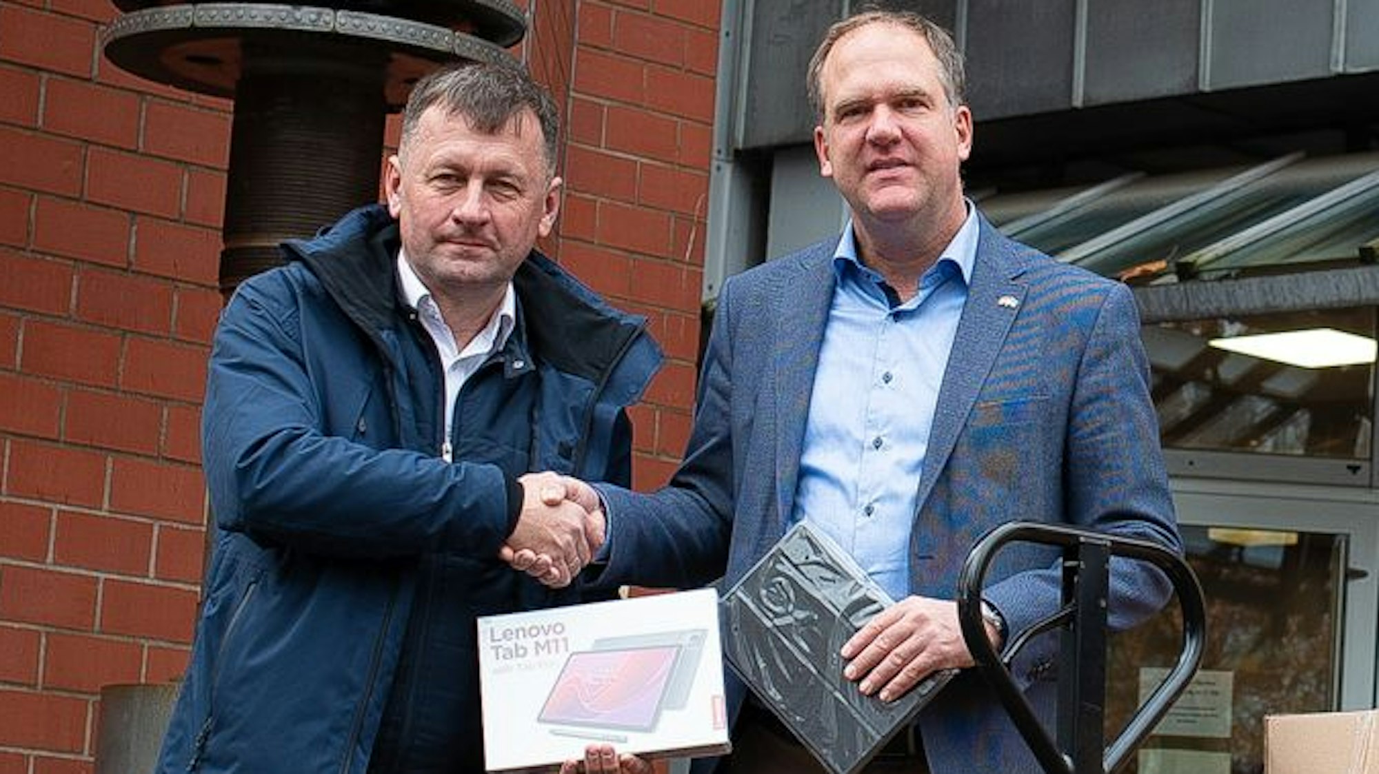 Zu sehen sind der Hürther Bürgermeister Dirk Breuer und Bürgermeister Oleksandr Zozulya (l.).