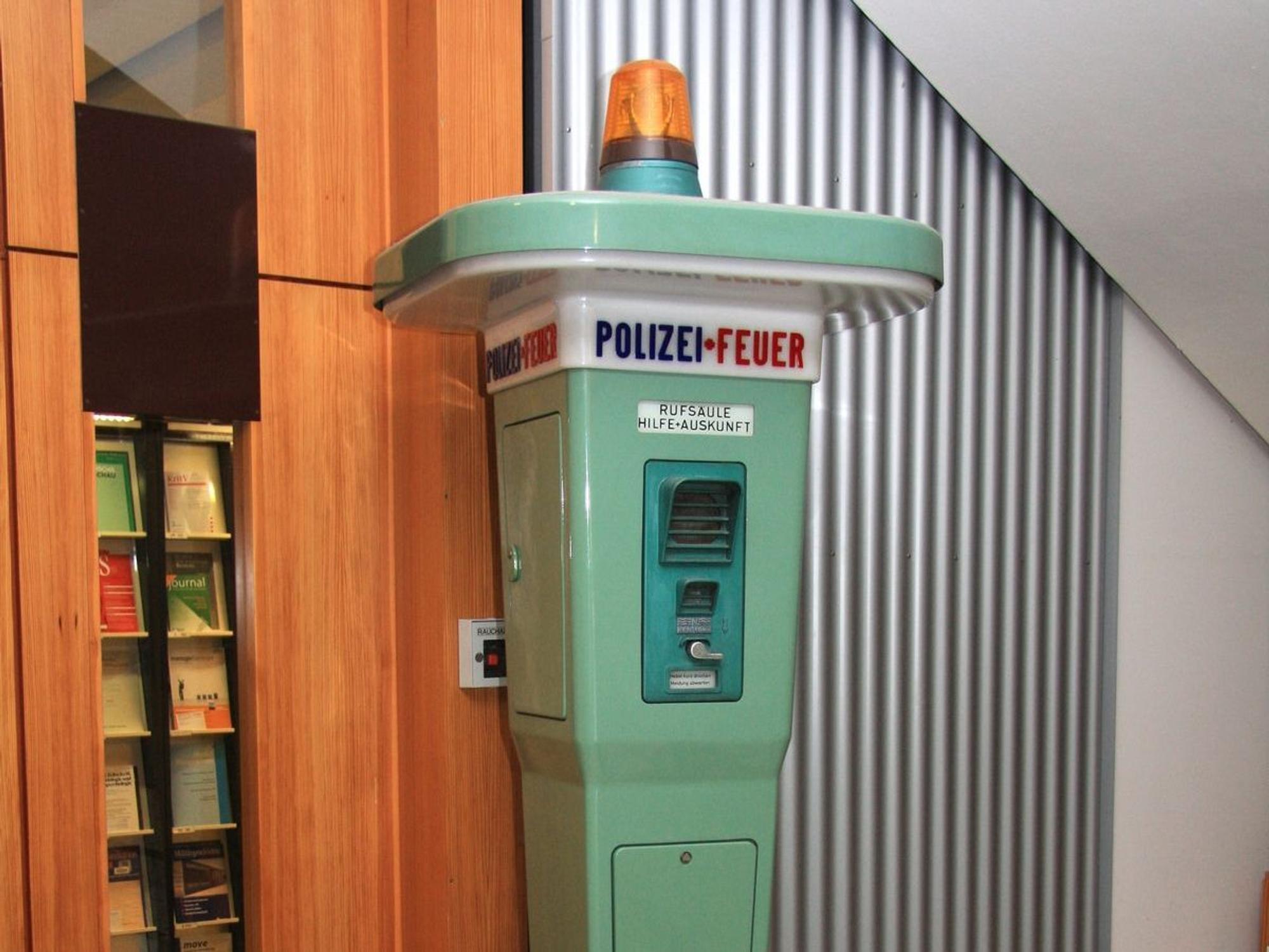 Eine historische Notrufsäule in der Hochschule der Polizei Foto: Wikimedia Commons