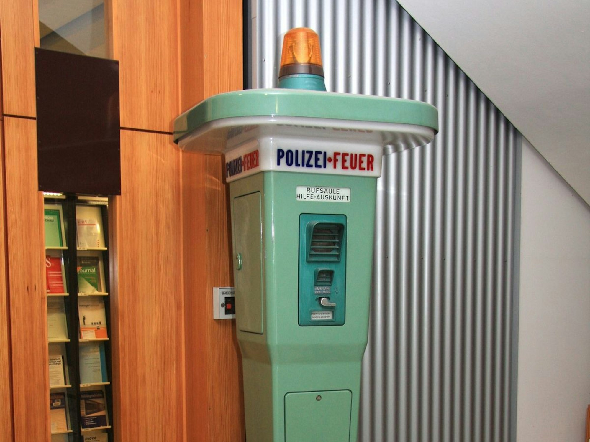 Eine historische Notrufsäule in der Hochschule der Polizei Foto: Wikimedia Commons