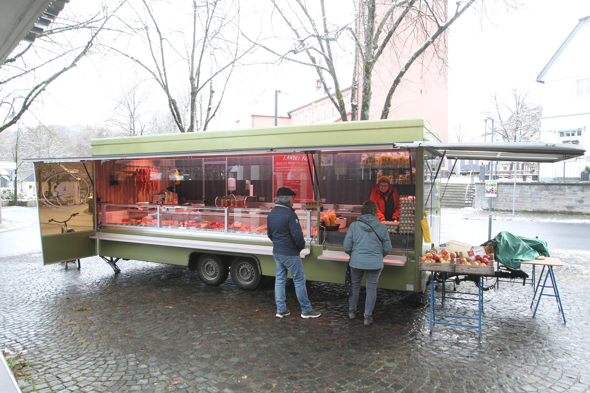 Der Wagen des Mucher Landei von Nils Radermacher steht derzeit vor der Kreissparkasse.