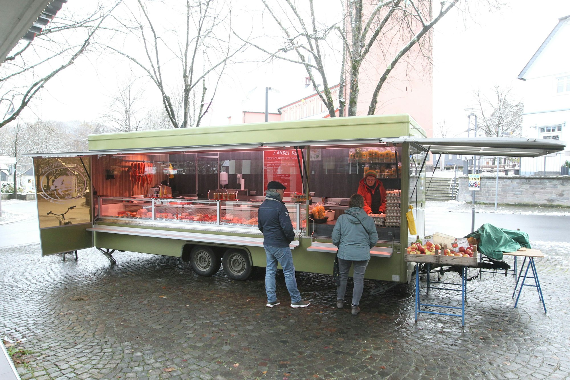 Der Wagen des Mucher Landei von Nils Radermacher steht derzeit vor der Kreissparkasse.