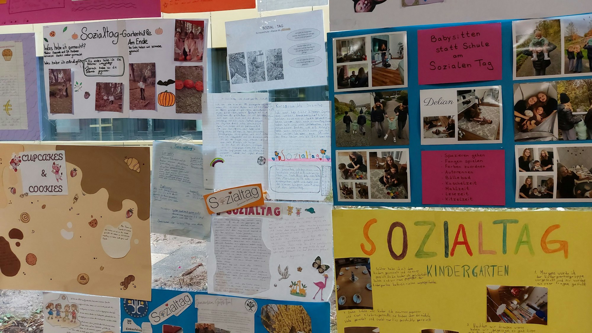 Text- und Bildcollagen sind auf Fenster geklebt worden.