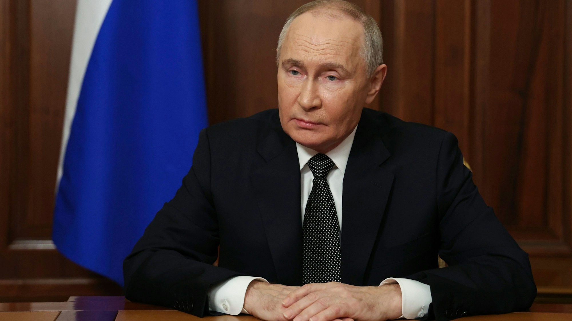 Der russische Präsident Wladimir Putin bei der Aufnahme einer Fernsehansprache. Putin hat den jüngsten Raketenschlag gegen die Ukraine bestätigt und mit weiteren Angriffen gedroht. (Archivbild)