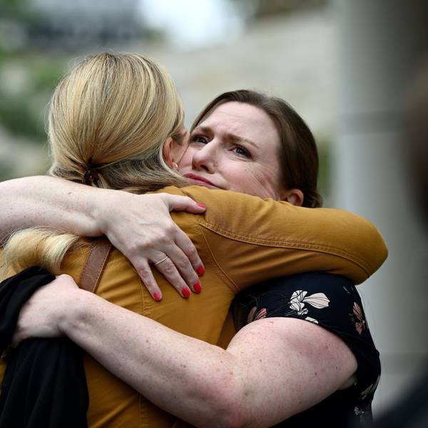 Eine Unterstützerin umarmt Christina Strobel (l), die Schwester von Simone Strobel, im November vor dem Lidcombe Coroners Court in Sydney. Bei der Untersuchung des Todes der deutschen Rucksacktouristin Simone Strobel im Jahr 2005 wurden neue Beweise erwartet. (Archivbild)