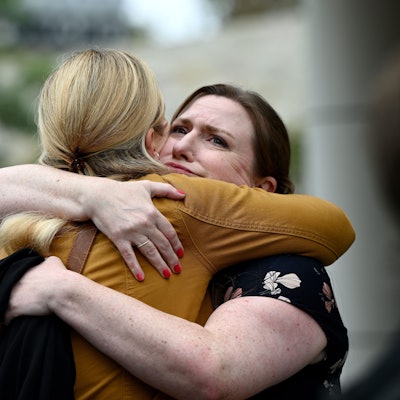 Eine Unterstützerin umarmt Christina Strobel (l), die Schwester von Simone Strobel, im November vor dem Lidcombe Coroners Court in Sydney. Bei der Untersuchung des Todes der deutschen Rucksacktouristin Simone Strobel im Jahr 2005 wurden neue Beweise erwartet. (Archivbild)
