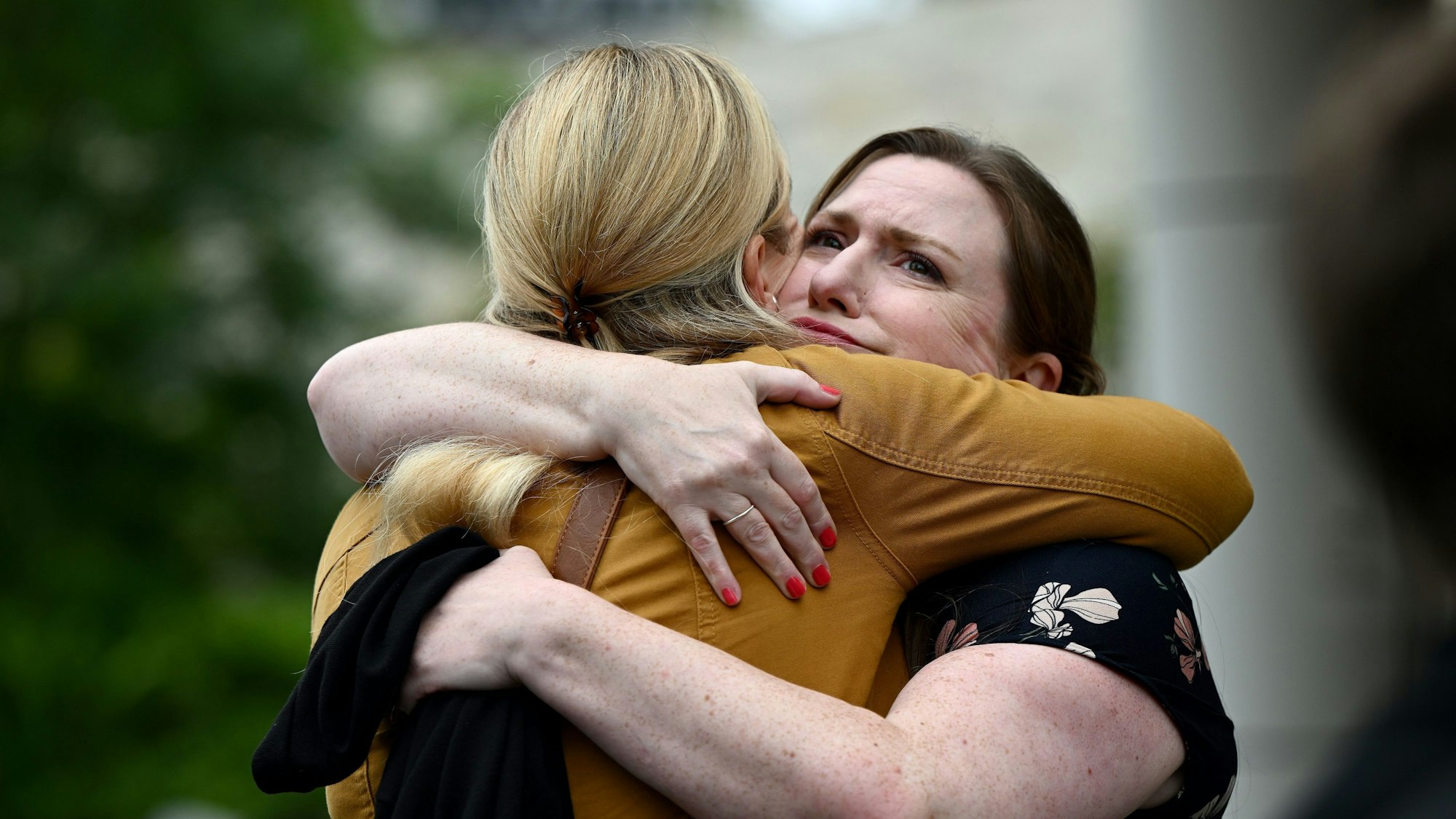Eine Unterstützerin umarmt Christina Strobel (l), die Schwester von Simone Strobel, im November vor dem Lidcombe Coroners Court in Sydney. Bei der Untersuchung des Todes der deutschen Rucksacktouristin Simone Strobel im Jahr 2005 wurden neue Beweise erwartet. (Archivbild)