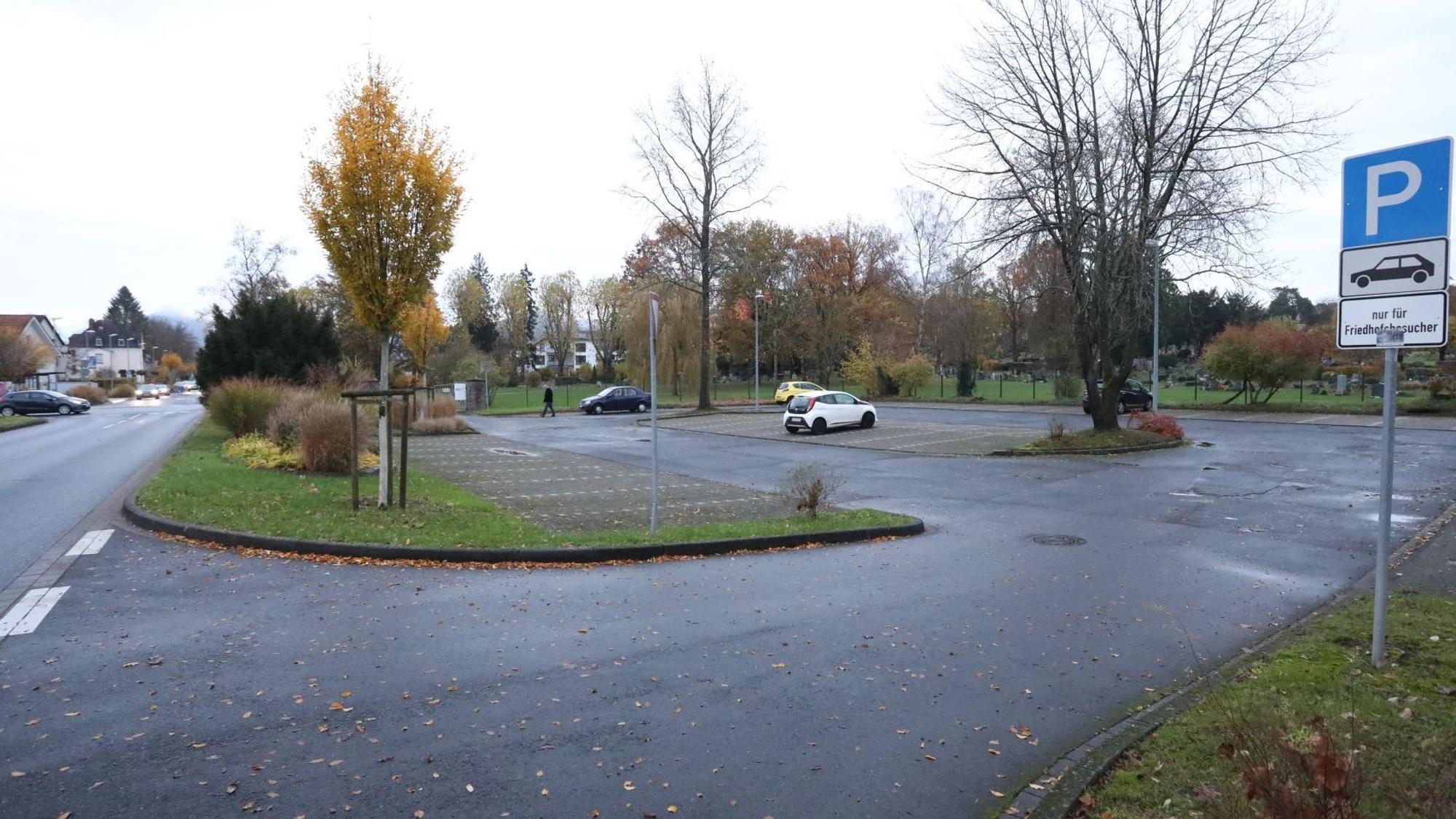 Eine große Parkplatzfläche mit nur vier geparkten Fahrzeugen.