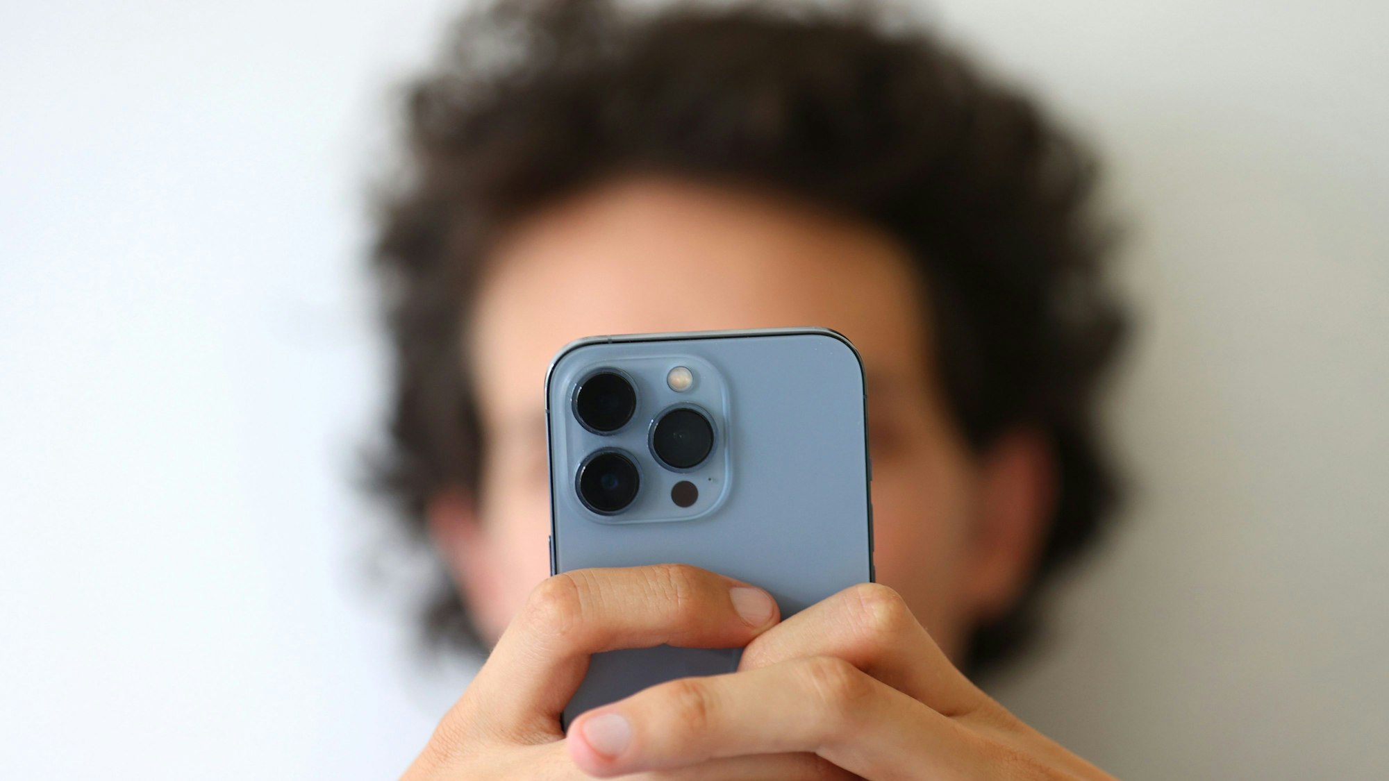 ARCHIV - 06.07.2022, Bayern, Augsburg: Ein junger Mann tippt auf einem Smartphone eine WhatsApp Nachricht. (zu dpa: «Mann aus Potsdam auf WhatsApp um Tausende Euro betrogen») Foto: Karl-Josef Hildenbrand/Deutsche Presse-Agentur GmbH/dpa +++ dpa-Bildfunk +++