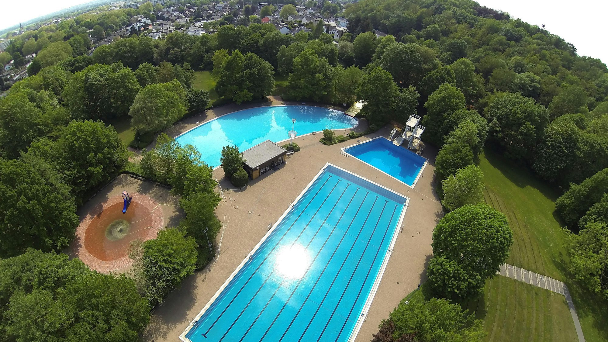 Auf dem Foto ist ein Luftbild des Freibads in Frechen zu sehen.
