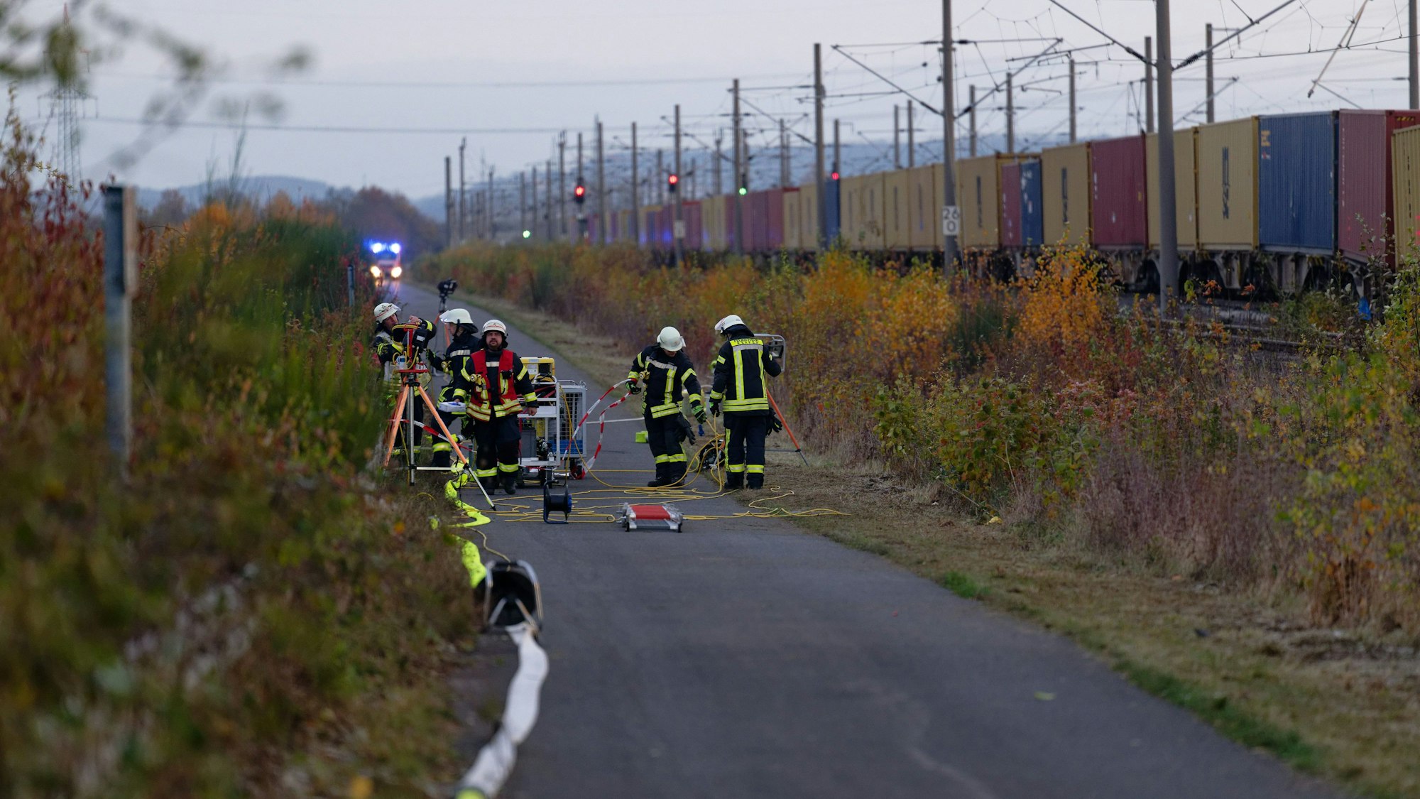 Feuerwehrleute neben dem entgleisten Güterzug am Morgen nach dem Zugunglück in Kerpen.