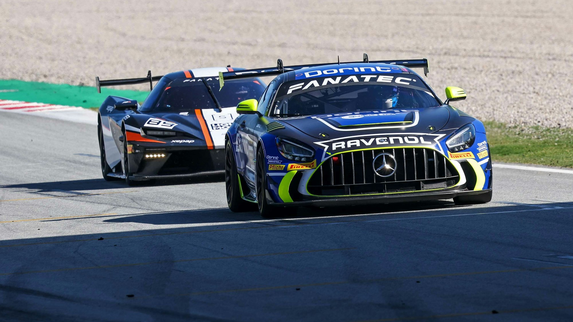 Ein Mercedes AMG GT2 auf einer Rennstrecke.