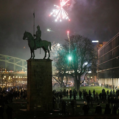 Jahreswechsel in Köln: Rakten werden abgefeuert.