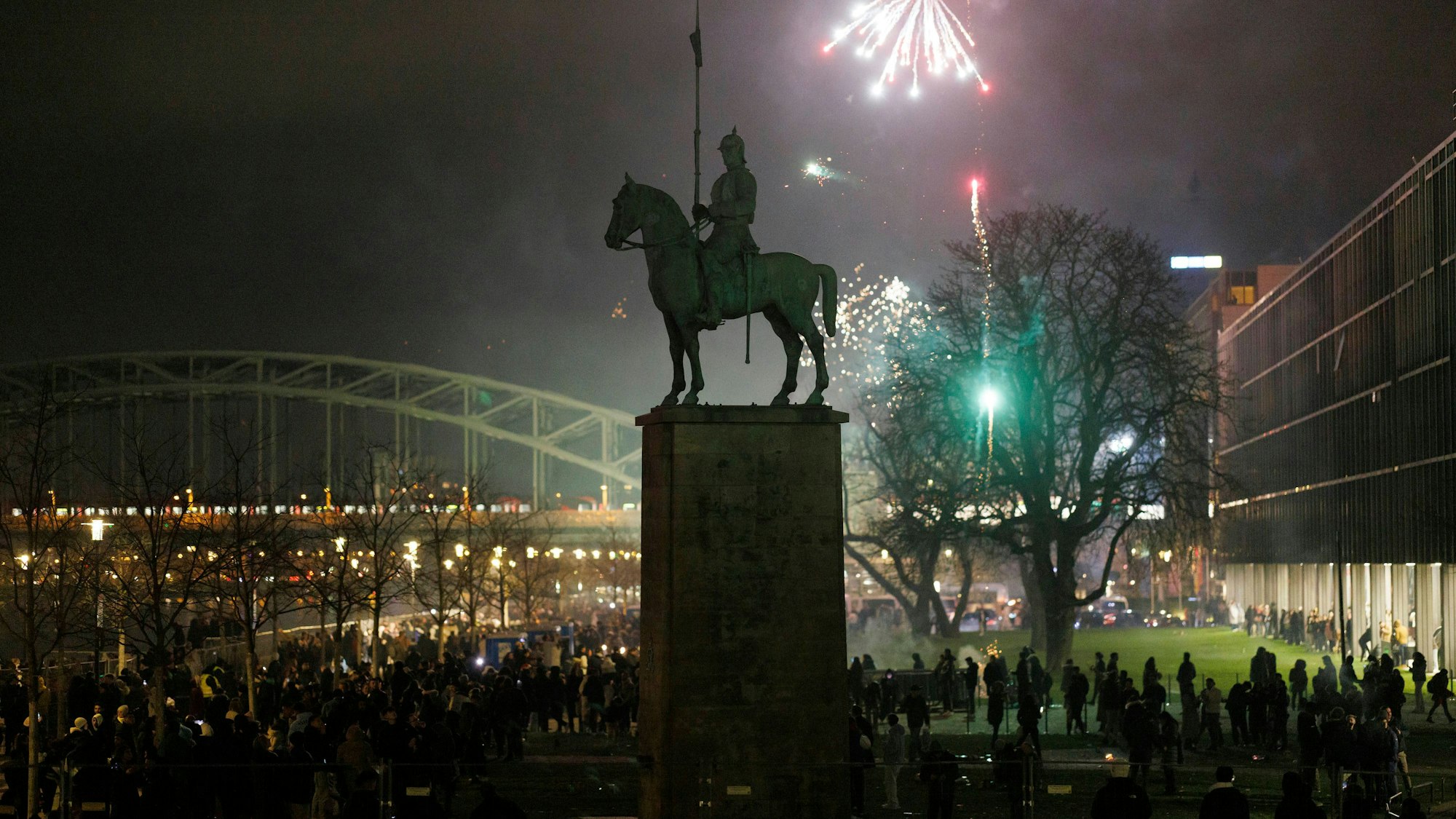 Jahreswechsel in Köln: Rakten werden abgefeuert.