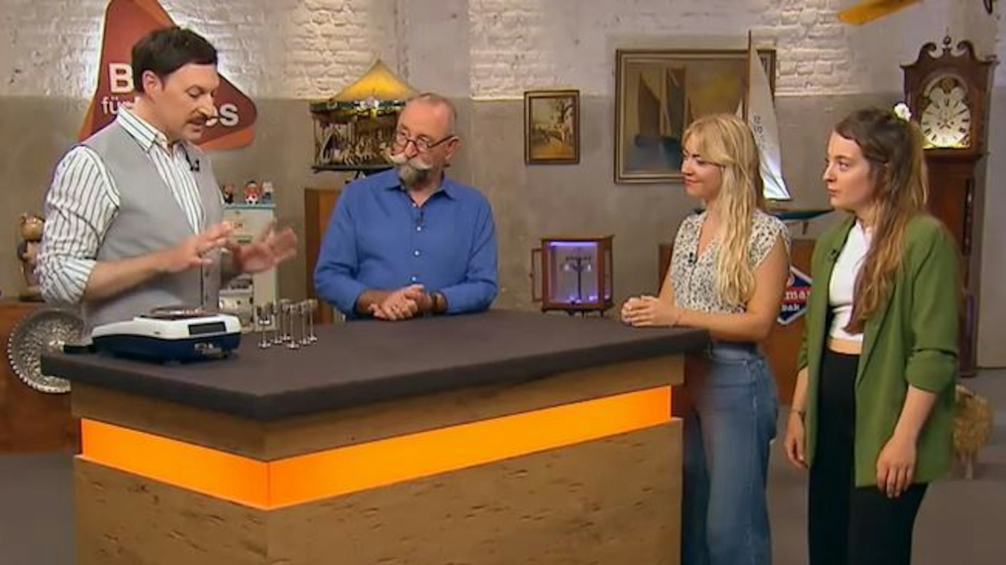 Die Schwestern aus Köln (v.r.) mit Horst Lichter und Experte Colmar Schulte-Goltz bei „Bares für Rares“.