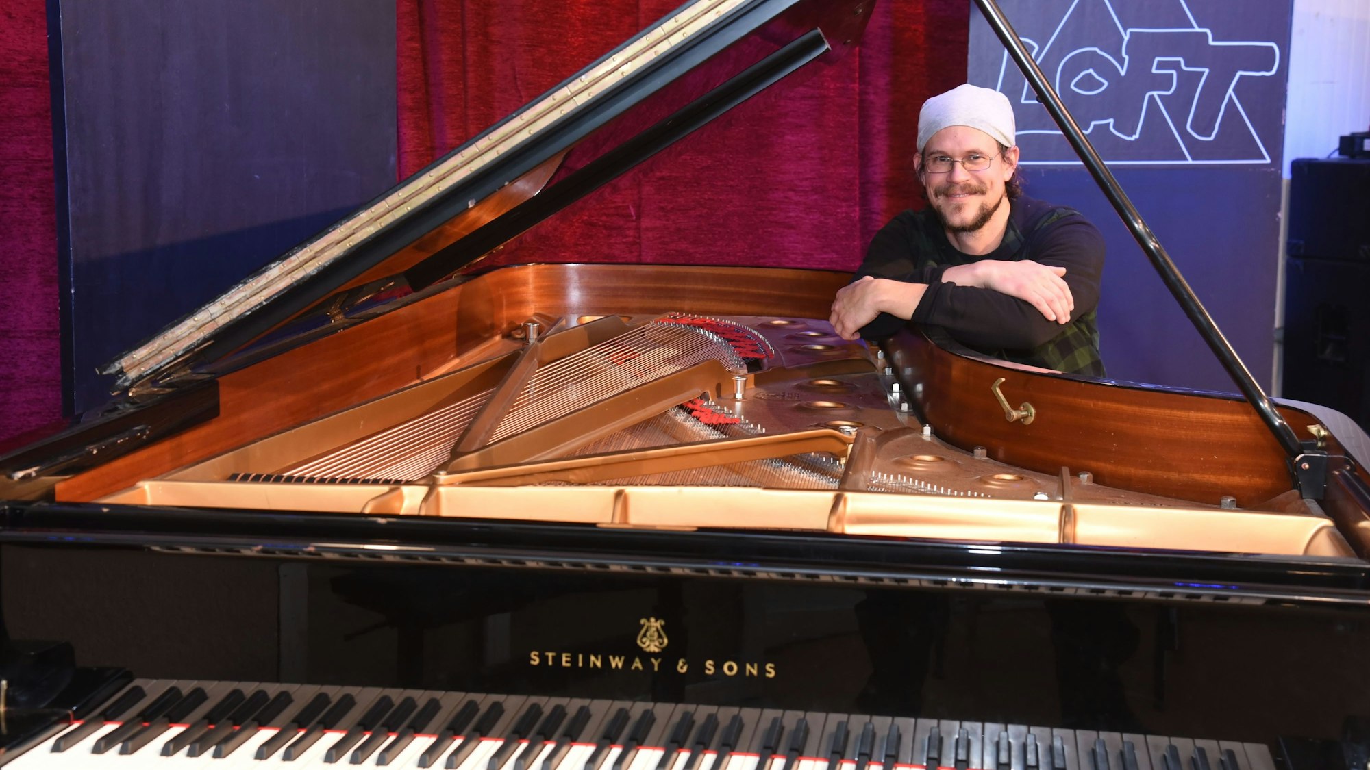 17.12.202 Köln.
Das Loft, Jazz Club in Ehrenfeld.
Benedikt Müller mit dem Steinway D Flügel.