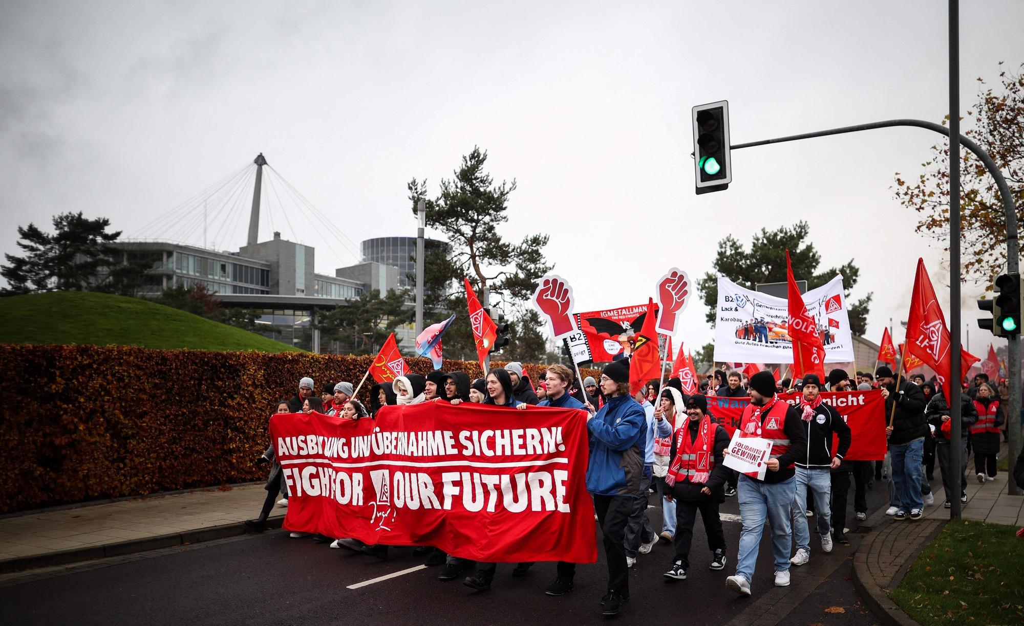 Angestellte von Volkswagen demonstrierten während der Tarifverhandlungen. „Kampf für unsere Zukunft“ ist auf einem der Banner zu lesen.