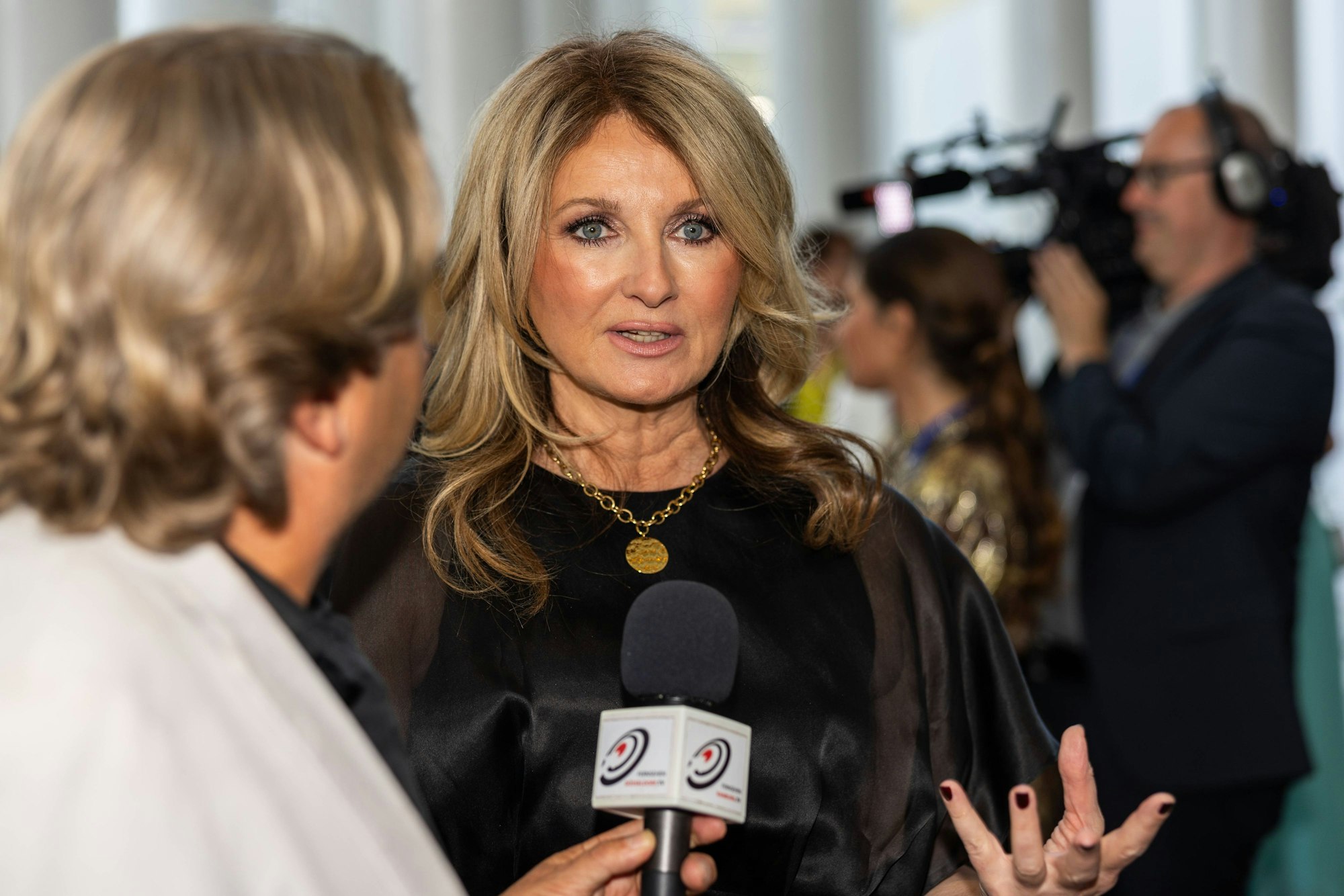 Frauke Ludowig auf dem Roten Teppich im Foyer der Phillharmonie Luxembourg