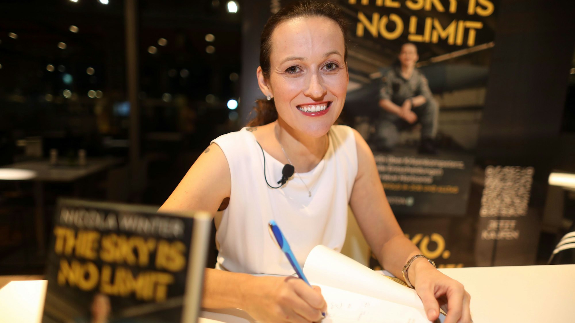 Kampfjetpilotin Nicola Winter nimmt Leser in ihrem Buch mit auf eine Reise über die Wolken.