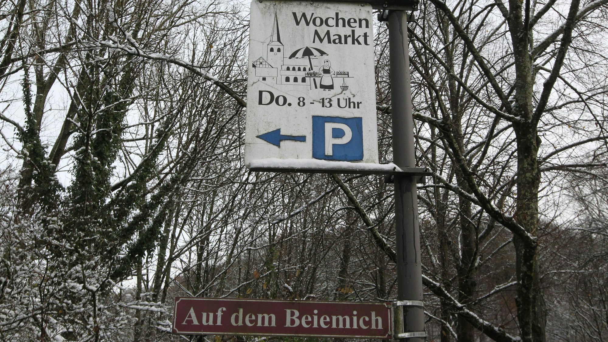 Das Hinweisschild zum Wochenmarkt ist wegen des Umzugs derzeit nicht aktuell.