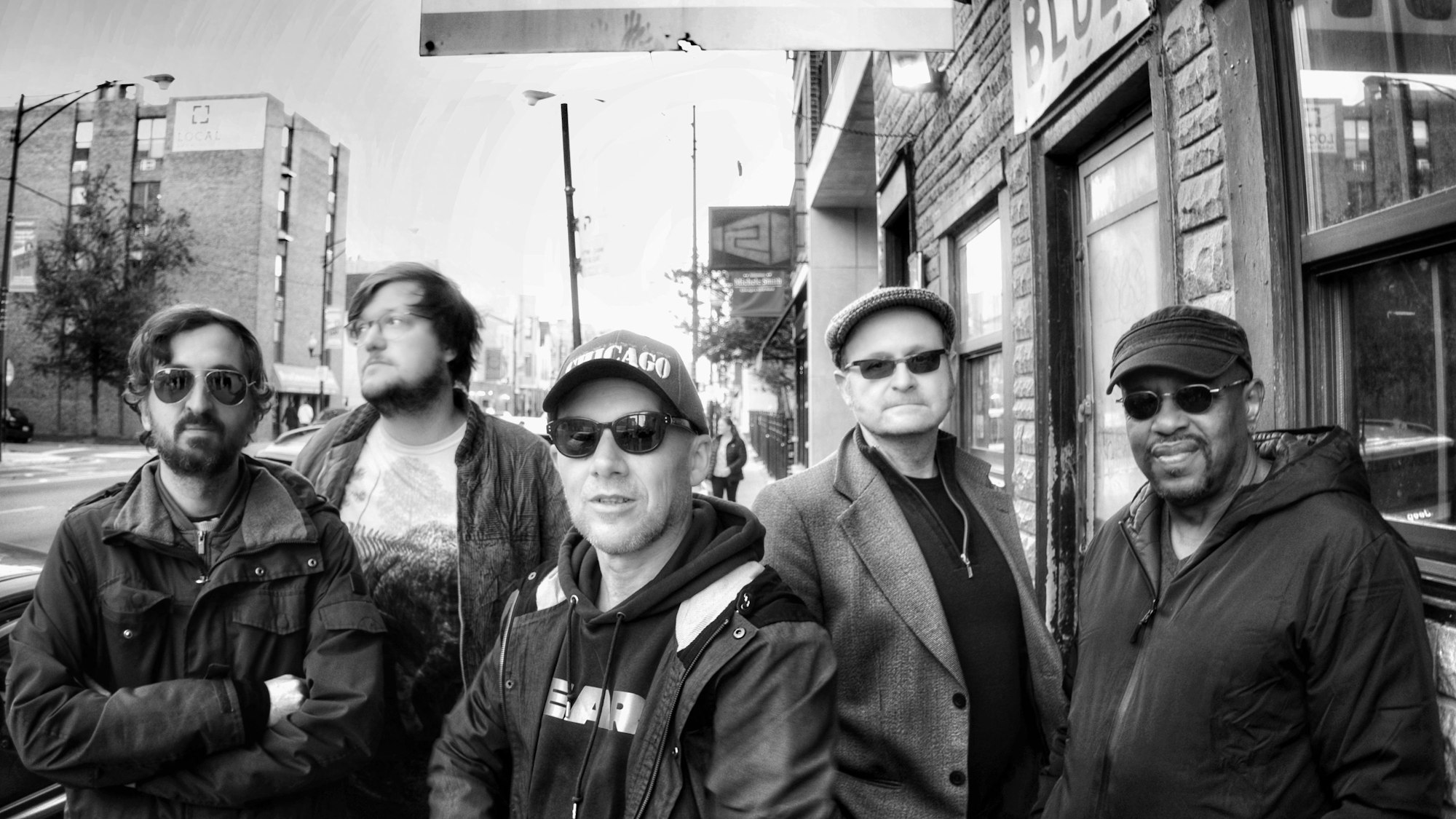 Das Foto zeigt fünf Männer.