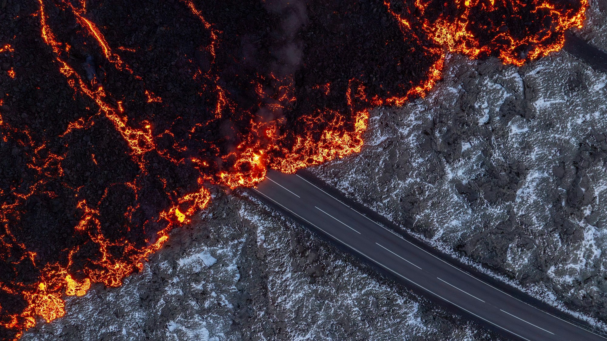 Lava fließt im November 2024 auf einer Straße in Island in Richtung Blaue Lagune
