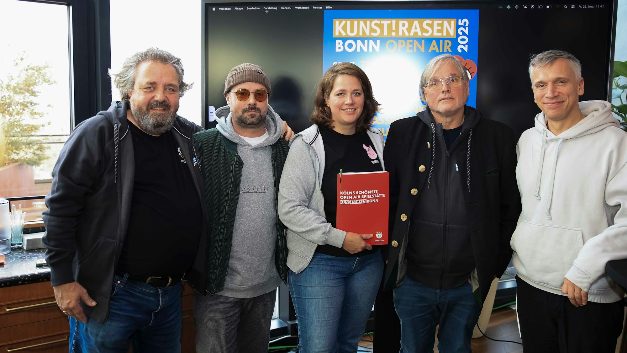 Martin J. Nötzel, Mario Kordyaka, Katrin Wurm, Ernst-Ludwig Hartz und Basti Campmann (v.l.n.r.) stehen von einem Bildschirm.