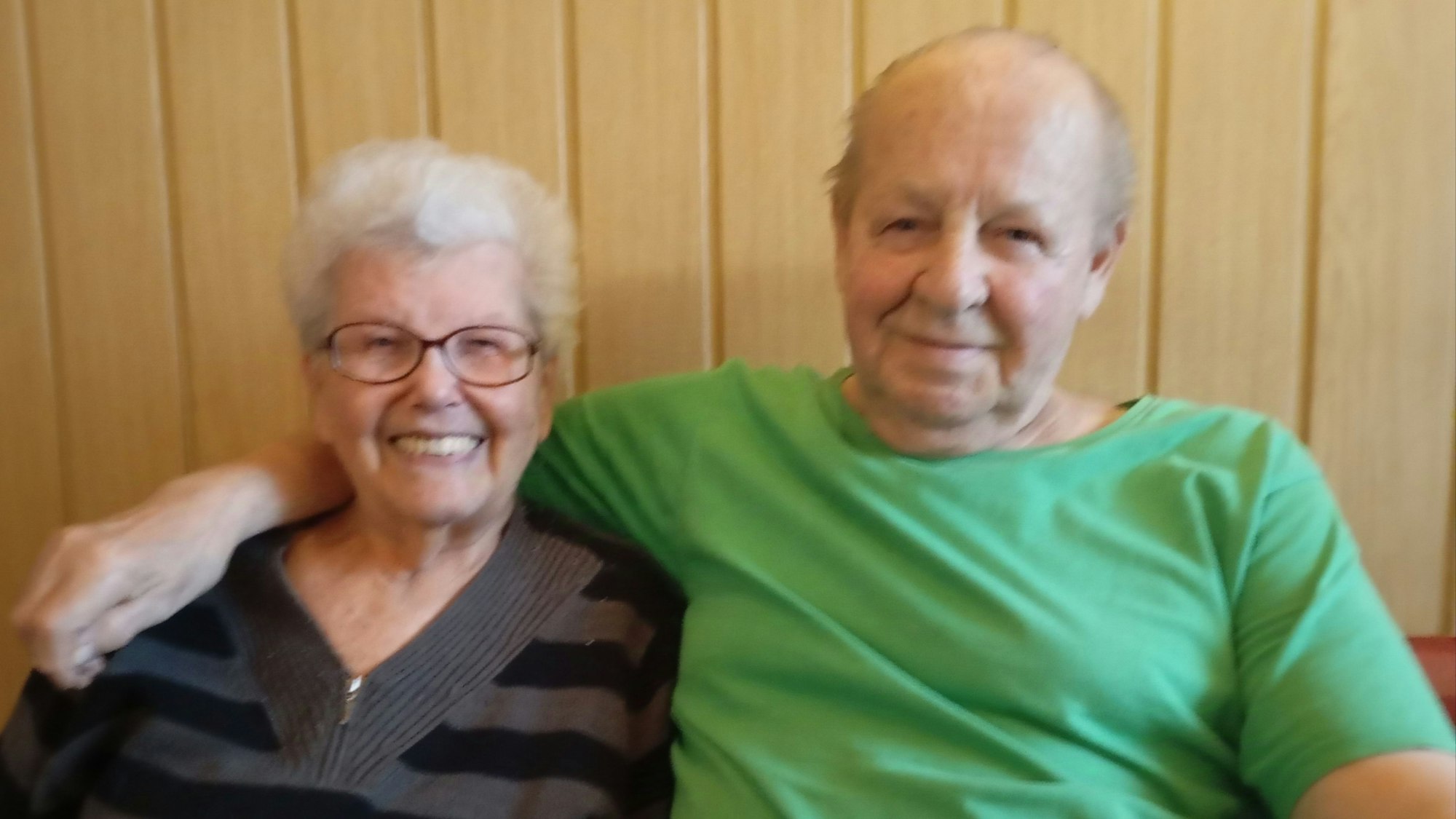 Das Foto zeigt ein älteres Ehepaar.