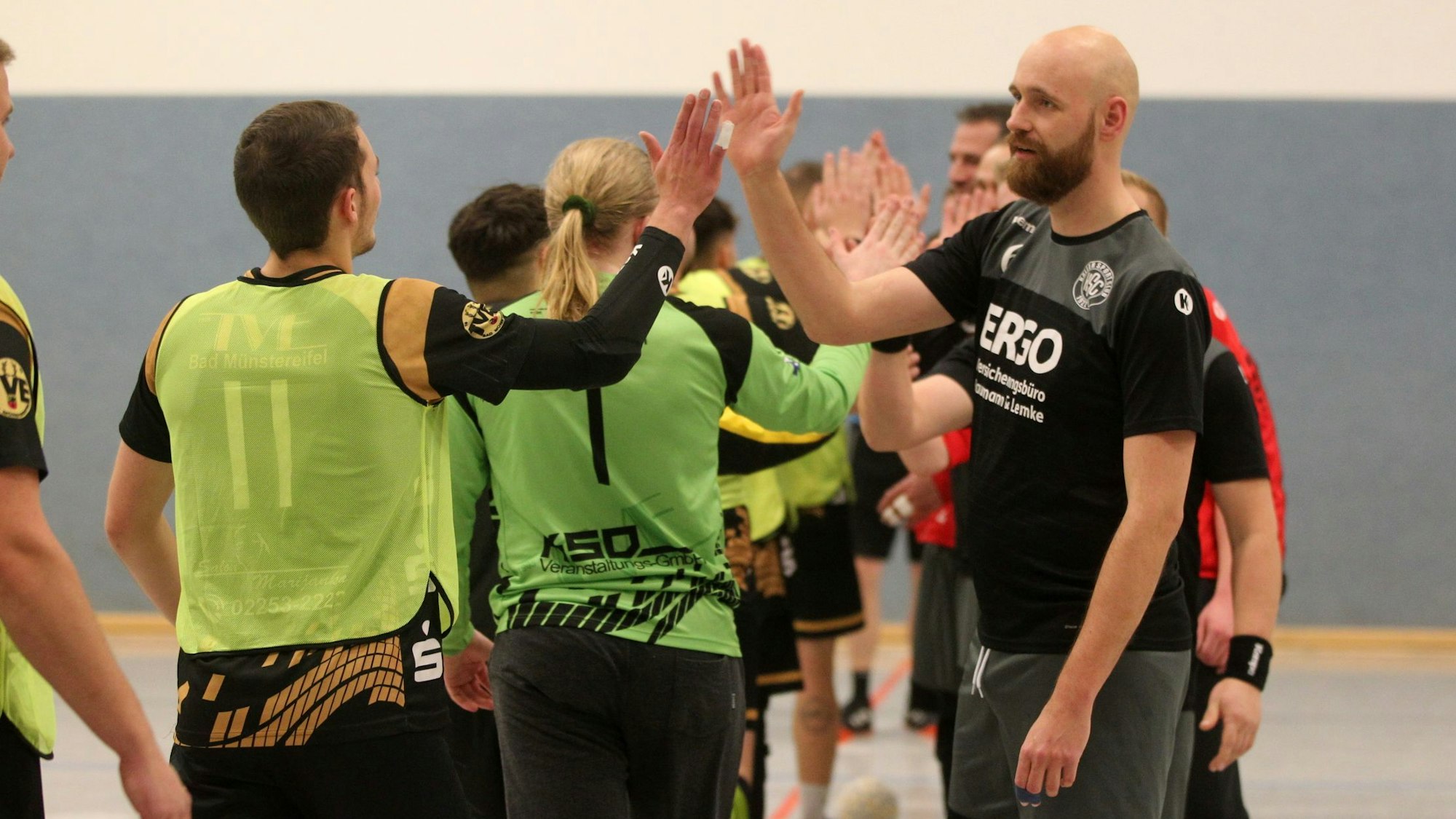 Vor dem Spielstart stehen die beiden Mannschaften Spalier und klatschen sich gegenseitig ab.