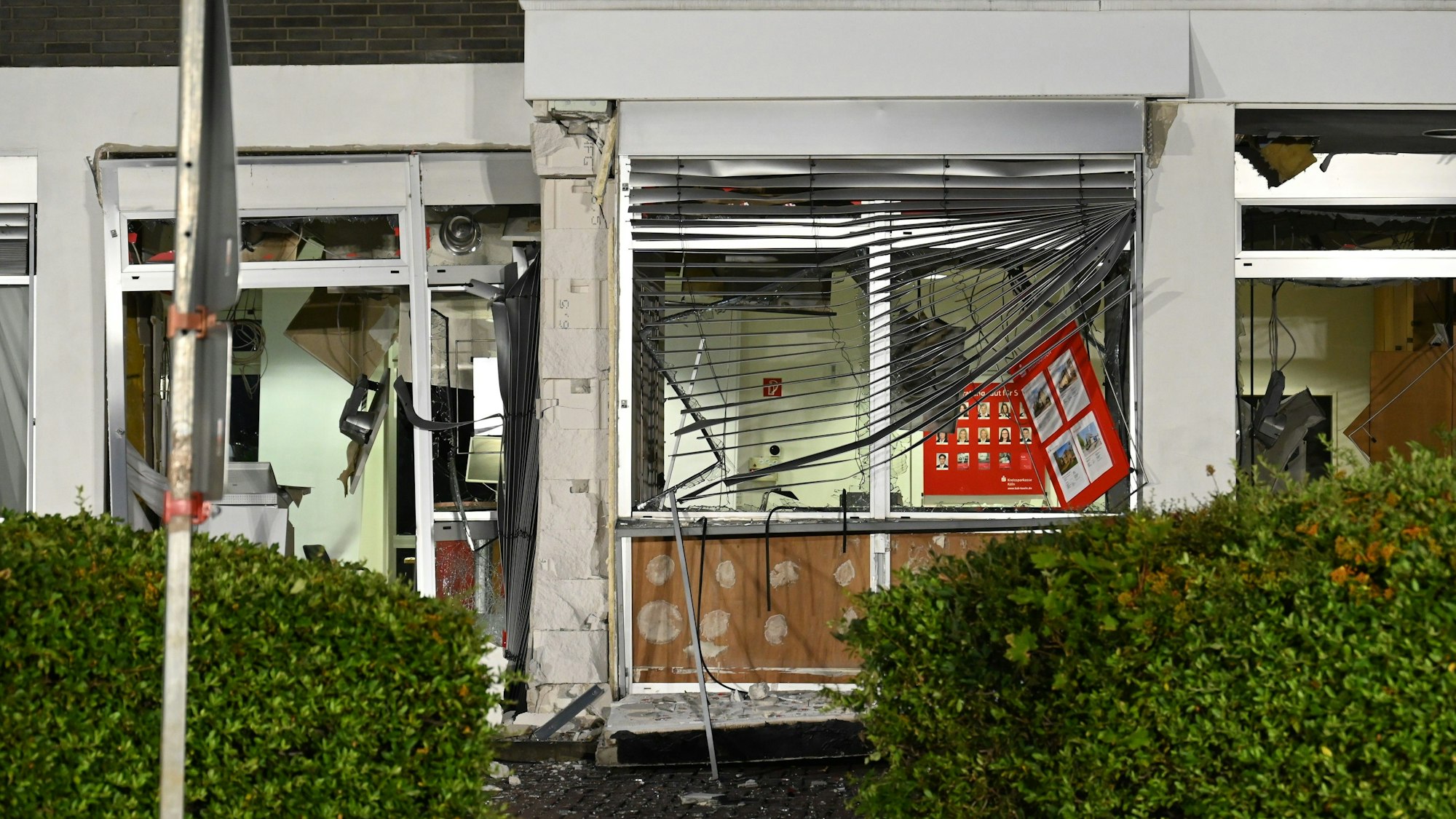 Das Foto zeigt eine zerstörte Bankfiliale.