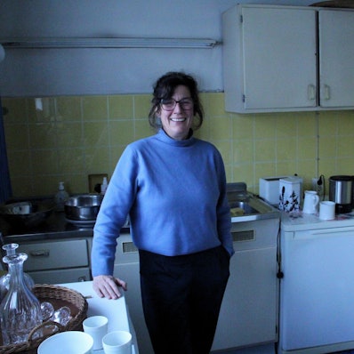 Regisseurin Philine Velhagen und ihr Team richten ein leerstehendes Haus in Lindenthal für eine Theaterperformance ein.