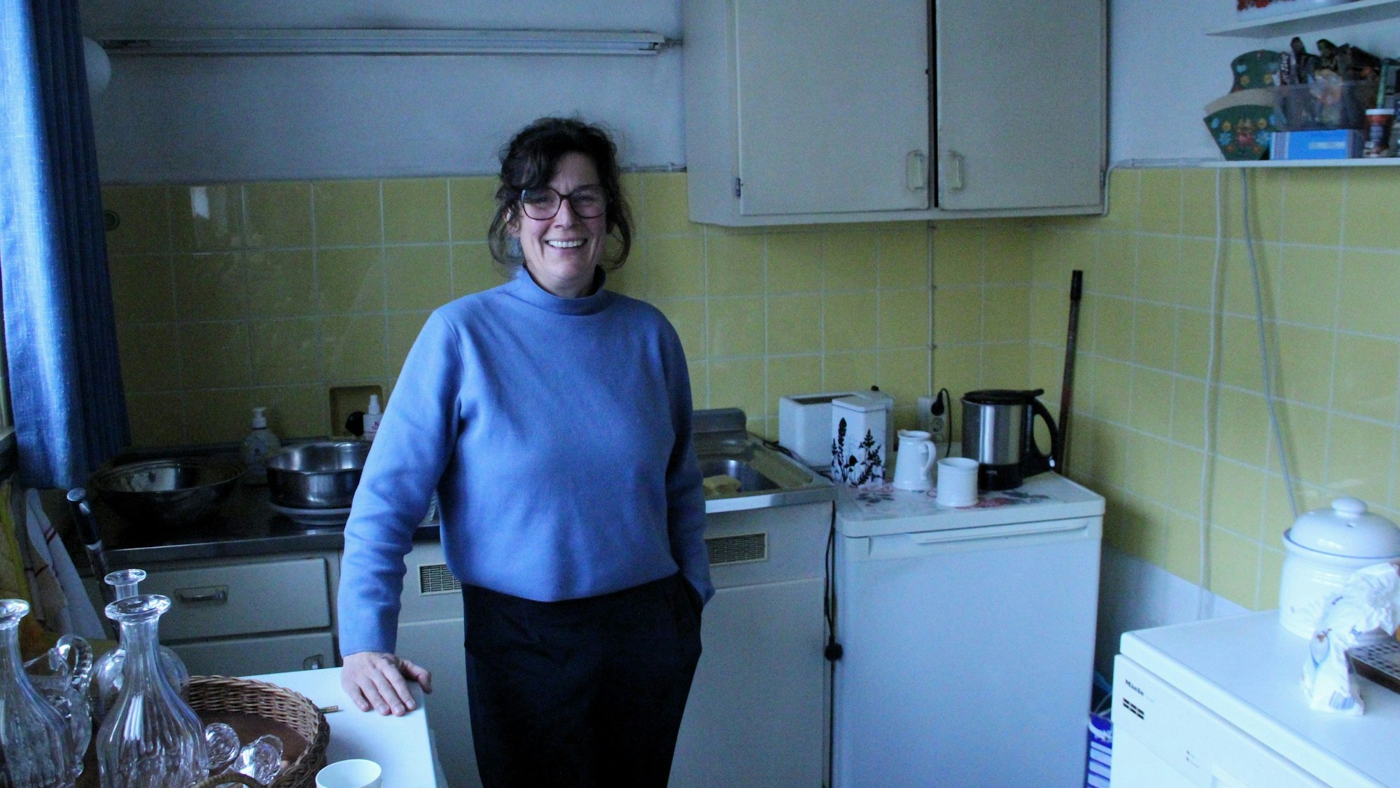 Regisseurin Philine Velhagen und ihr Team richten ein leerstehendes Haus in Lindenthal für eine Theaterperformance ein.