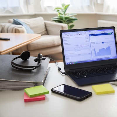 ILLUSTRATION - Zum Themendienst-Bericht von Philipp Laage vom 2. August 2022: Anleger sollten ihr Depot nicht ständig umschichten, sondern den Vermögensaufbau besser langfristig planen. Foto: Christin Klose/dpa-tmn - Honorarfrei nur für Bezieher des dpa-Themendienstes +++ dpa-Themendienst +++