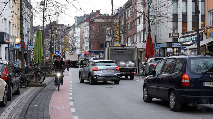 Die Venloer Straße ist zwischen der Inneren Kanalstraße und dem Gürtel Einbahnstraße.