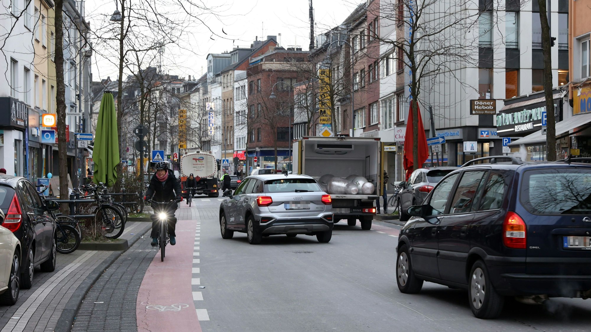 Die Venloer Straße ist zwischen der Inneren Kanalstraße und dem Gürtel Einbahnstraße.