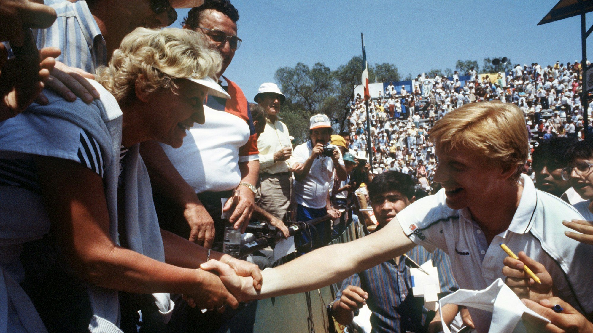 Nach seinem gewonnenen Match für die deutsche Daviscup-Mannschaft am 11.03.1986 gratulieren Elvira (l) und Karl-Heinz Becker (l) ihrem Sohn Boris nach seinem Spiel. (zu dpa: «Mutter von Boris Becker gestorben») Foto: Wolfgang Weihs/dpa +++ dpa-Bildfunk +++