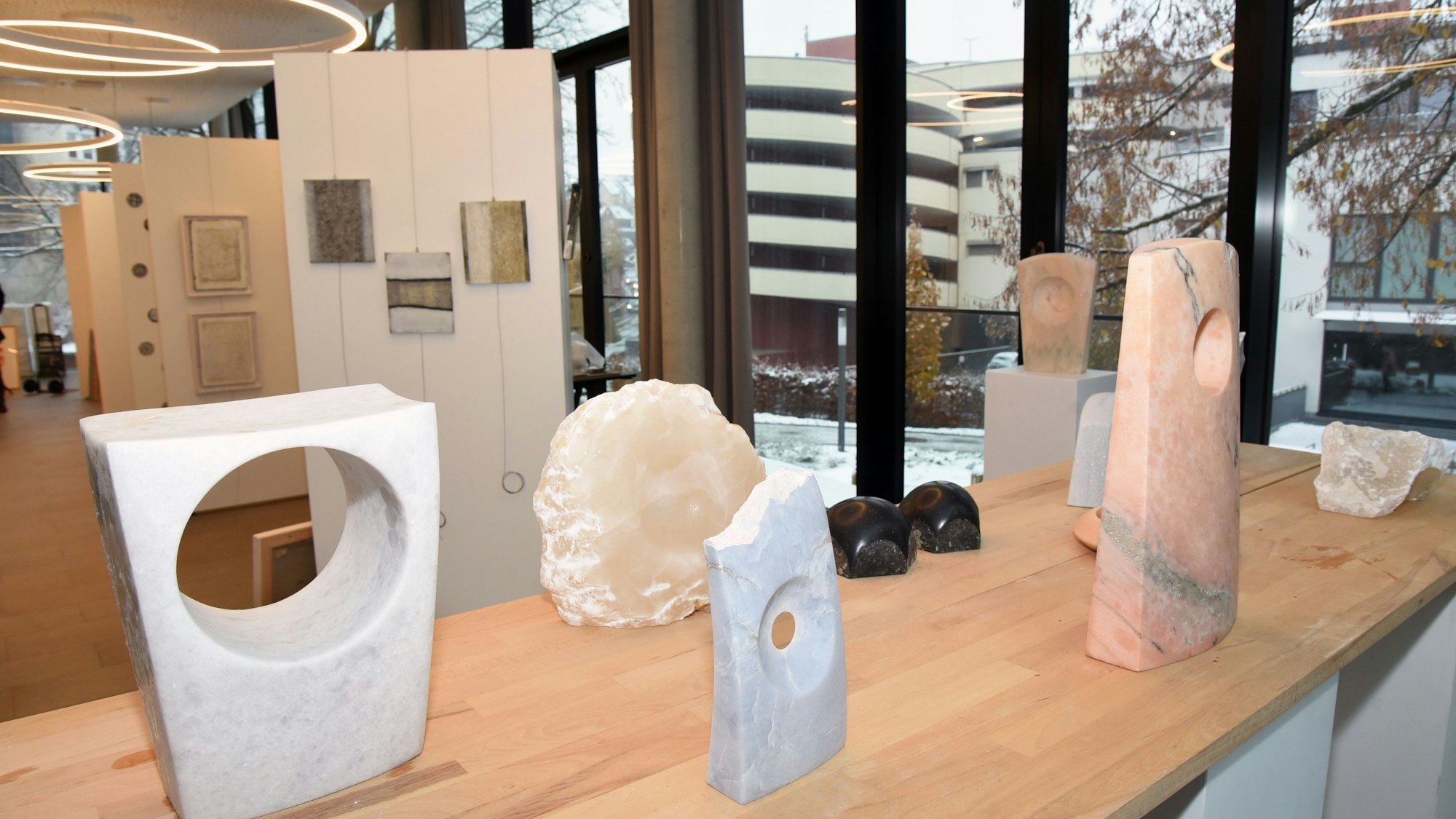 Mehrere Kunstwerke aus Naturstein.