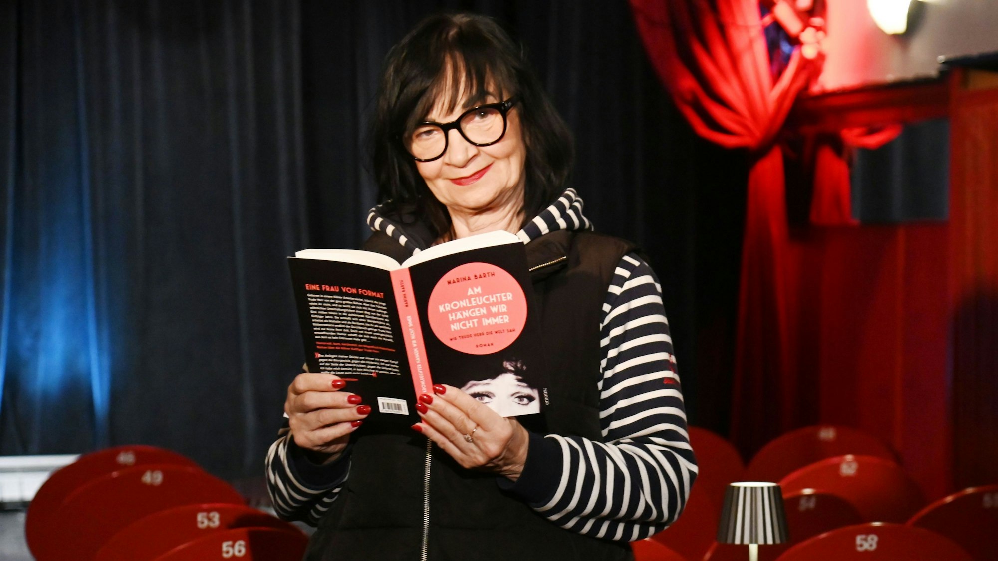 Marina Barth mit ihrem Roman im Klüngelpütz-Theater.