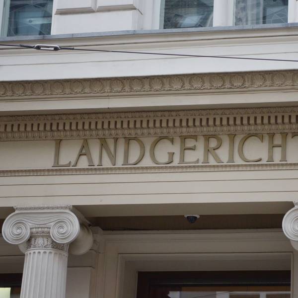 Das Bild zeigt die Fassade des Gerichtsgebäudes.