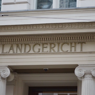 Das Bild zeigt die Fassade des Gerichtsgebäudes.