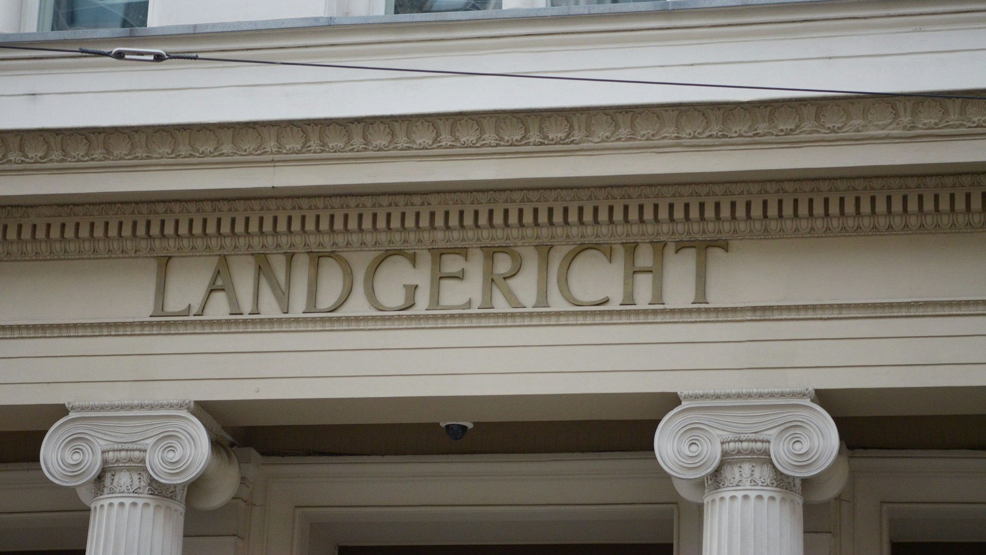 Das Bild zeigt die Aufschrift „Landgericht“ über dem Eingang zum Bonner Justizgebäude.