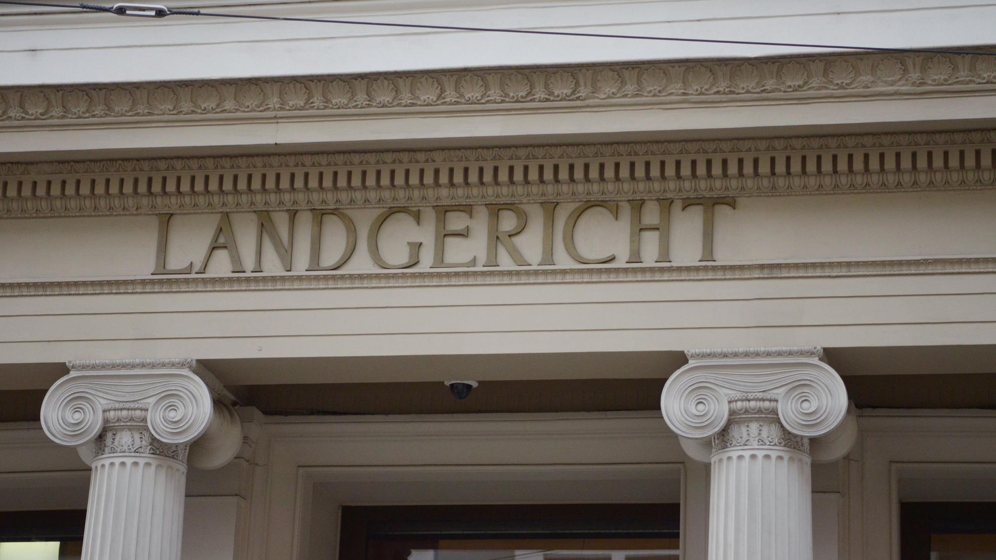 Das Bild zeigt die Fassade des Gerichtsgebäudes.