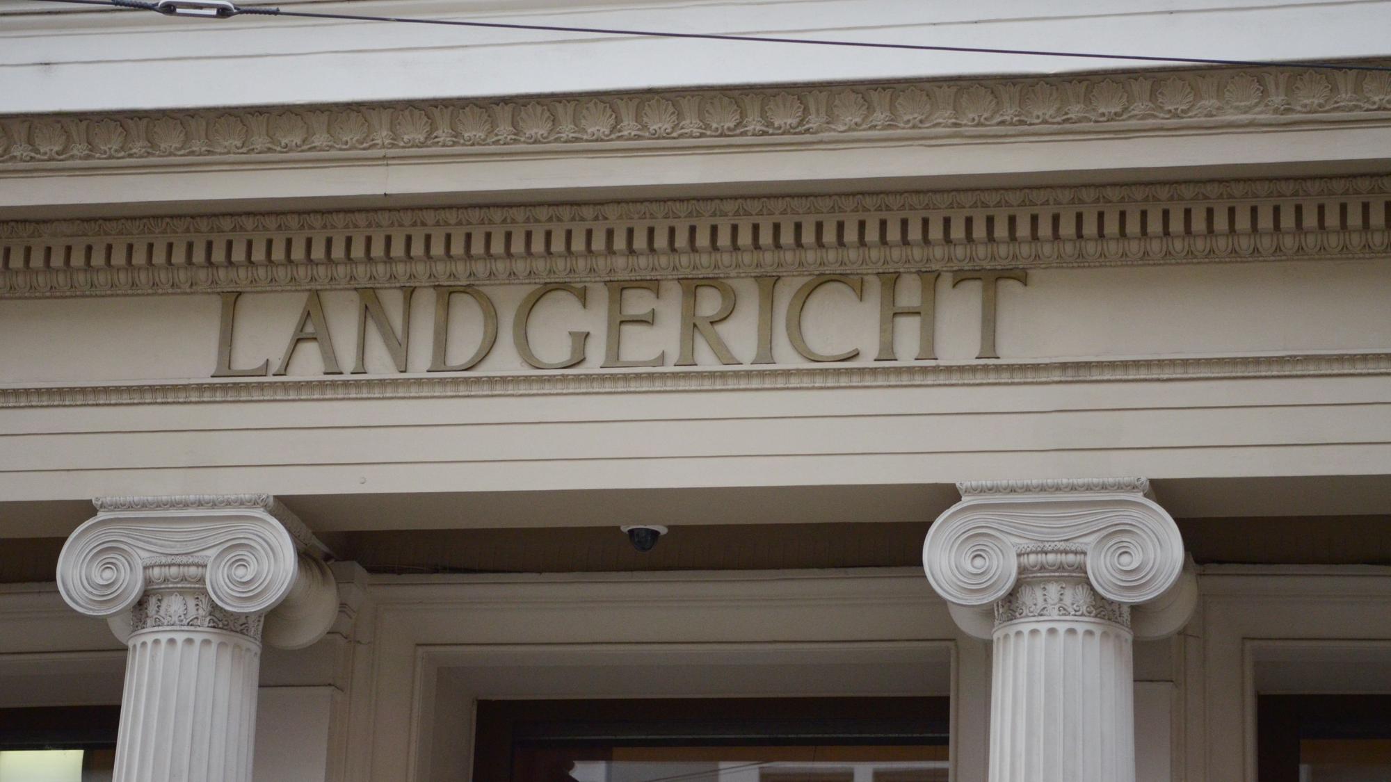Der Schriftzug „Landgericht“ steht über dem Eingang zu dem Justizgebäude in Bonn.