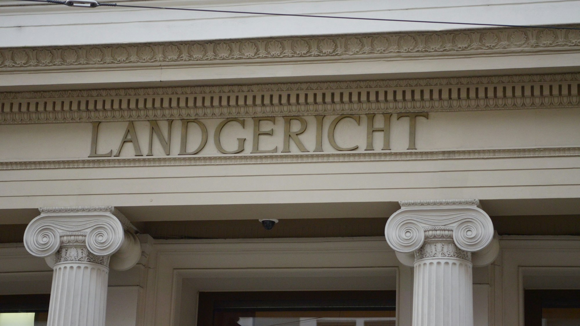 Der Schriftzug „Landgericht“ steht über dem Eingang zu dem Justizgebäude in Bonn.