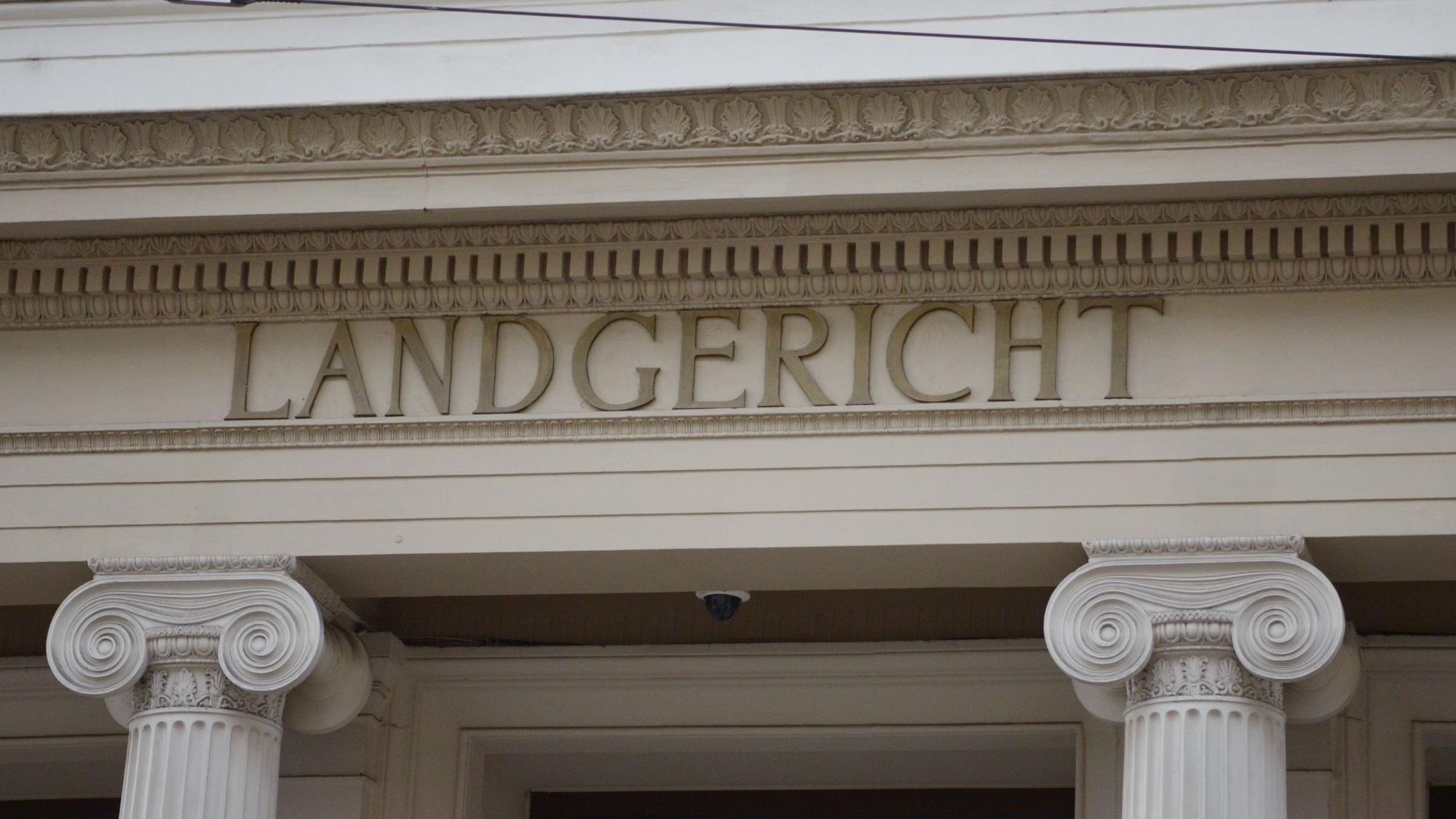 Das Bild zeigt die Aufschrift „Landgericht“ über dem Eingang des Bonner Gerichts.