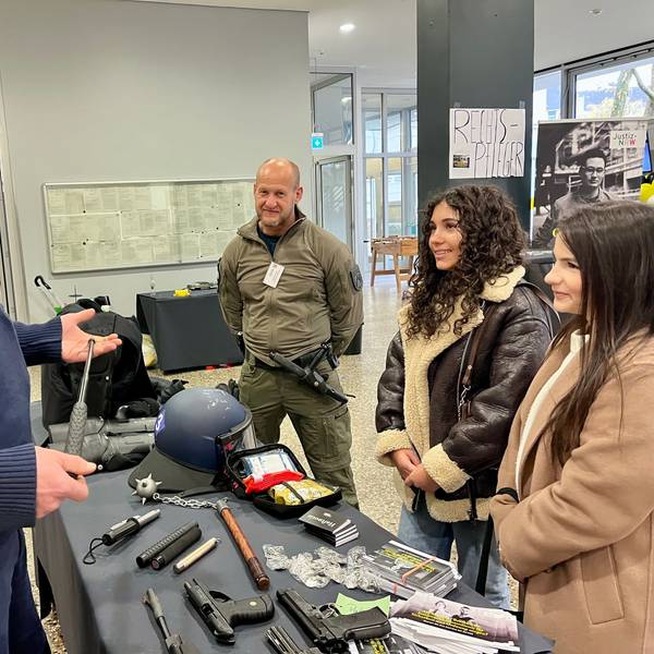 Zwei junge Frauen und ein Justizbeamter