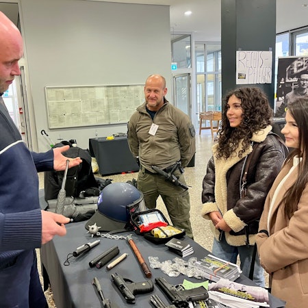 Zwei junge Frauen und ein Justizbeamter