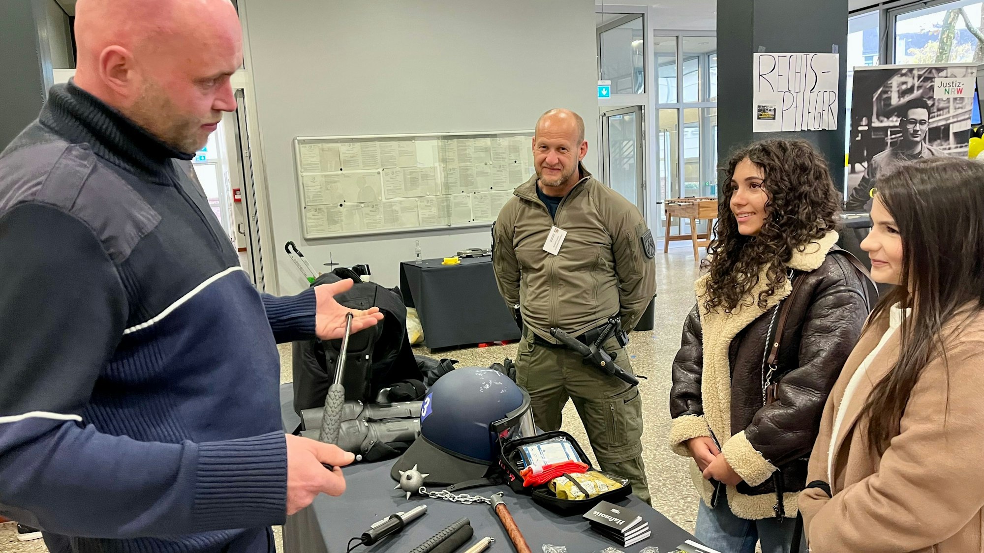 Zwei junge Frauen und ein Justizbeamter