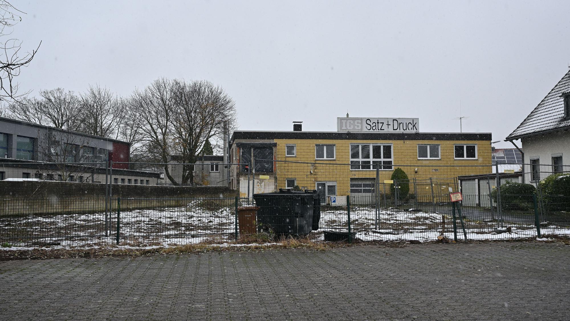 Das Gelände, um das Gebäude herum, ist mit Zäunen abgesichert.