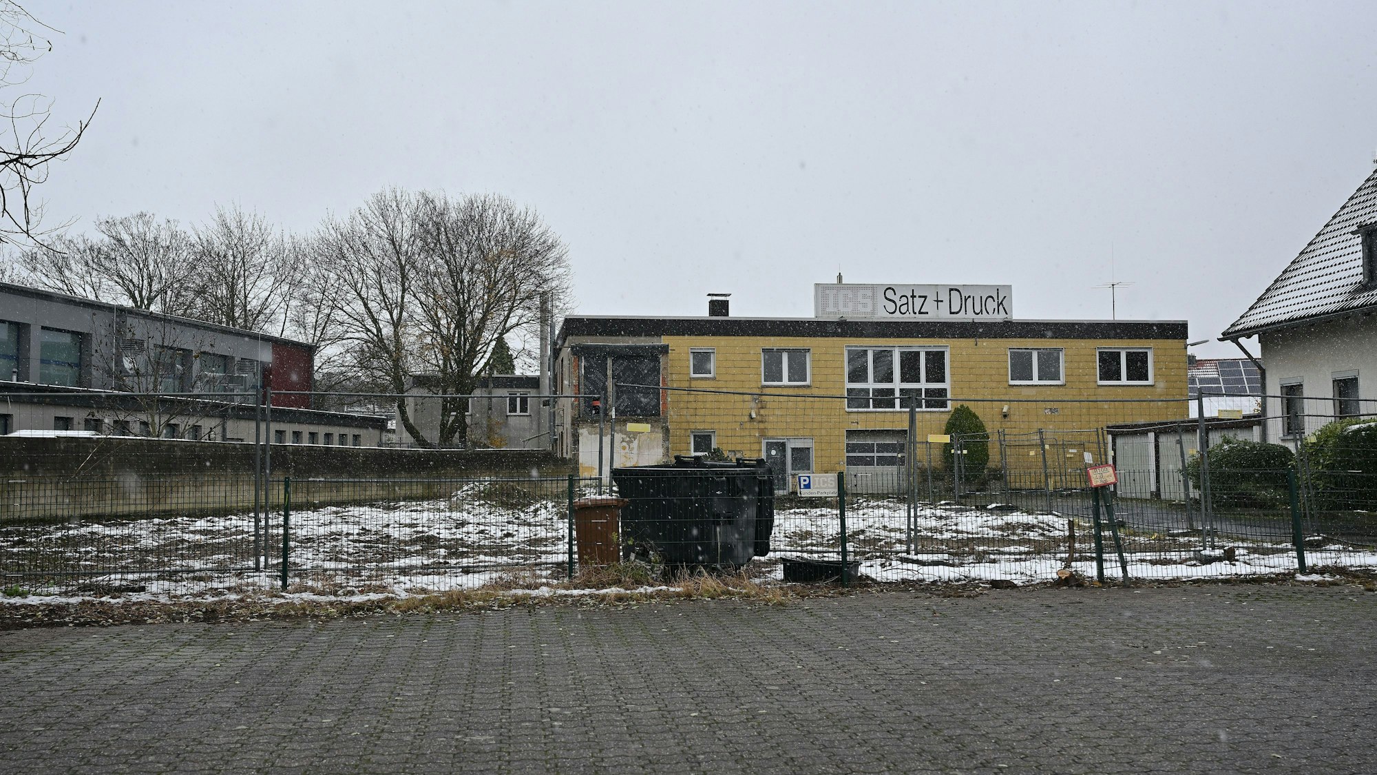 Das Gelände, um das Gebäude herum, ist mit Zäunen abgesichert.