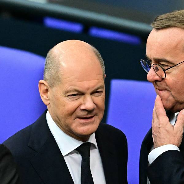 Olaf Scholz und Boris Pistorius am 13. November 2024 im Bundestag.